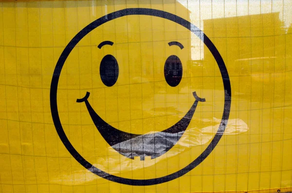 Ένα Χαμογελαστό Πρόσωπο Ένα Κίτρινο Μουσαμά Σύμβολο Γέλιου Και Χαράς — Φωτογραφία Αρχείου