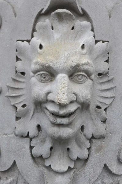 笑顔の石の彫刻笑いと喜びの象徴 — ストック写真
