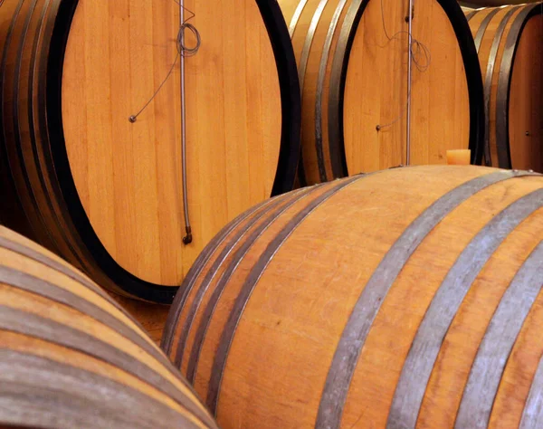 Muchas Barricas Madera Una Bodega Almacenamiento Vino —  Fotos de Stock