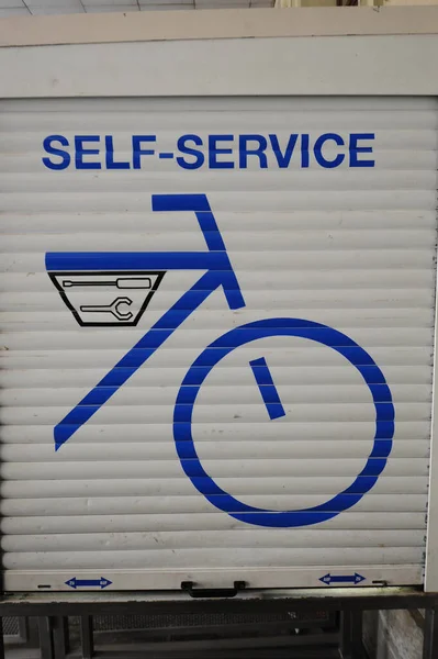 Fiets Zelfbedieningsstation Teken Blauw Pictogram Witte Achtergrond — Stockfoto