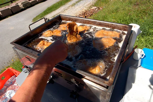 Freír Una Salchicha Schnitzel Con Aceite Aire Libre Verano — Foto de Stock