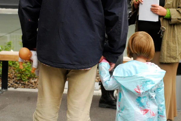 Eltern Gehen Mit Tochter Auf Der Straße Halten Ihre Hand — Stockfoto