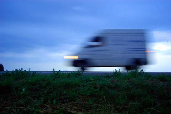 Uma Van Movimento Estrada Crepúsculo Borrão Movimento — Fotografia de Stock