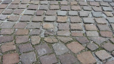 Bir kaldırım kaldırımı kaldırımı, yolların ve yolların asfaltlanması.