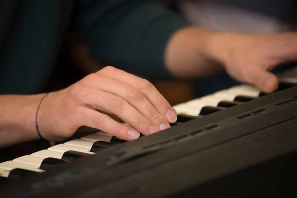 Δύο Χέρια Που Παίζουν Στο Πιάνο Μια Μουσική Παράσταση — Φωτογραφία Αρχείου