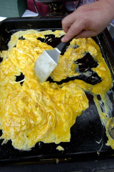 Cuisson Des Œufs Brouillés Pour Petit Déjeuner Dans Une Grande — Photo