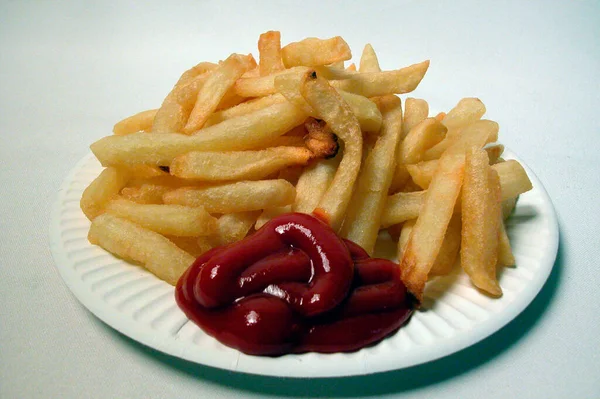 Papírtányér Sült Krumplival Ketchuppal Népszerű Gyorskaja — Stock Fotó
