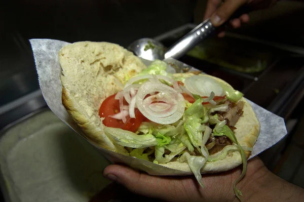 Préparation Sandwich Kebab Donateur Sur Stand Kebab Restauration Rapide Populaire — Photo