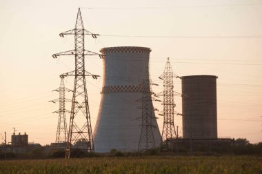 Romanya 'da günbatımında bir kalori veya termik enerji santrali