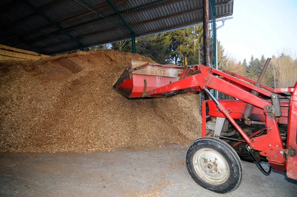 Přeprava Nakládka Paliva Biomasy Traktorem — Stock fotografie
