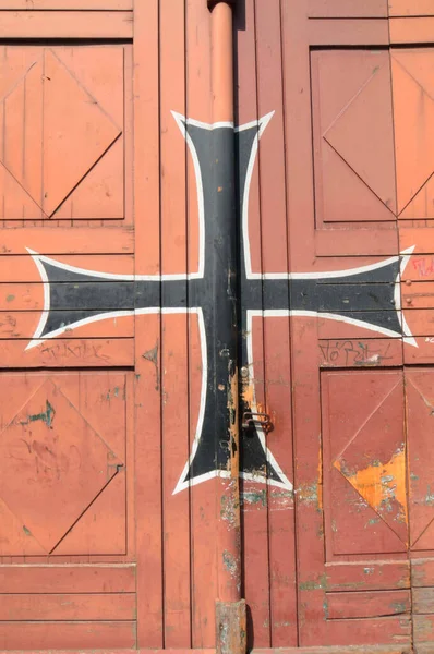 ドアのチュートニック注文記号白い枠の黒い十字 — ストック写真