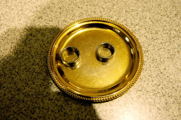 黄金の盆の上の黄金の結婚指輪忠誠の象徴 — ストック写真