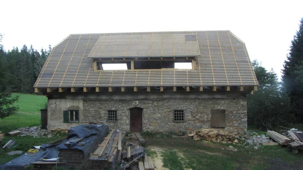 Edifício Velho Cercado Por Árvores Uma Aldeia Campo — Fotografia de Stock