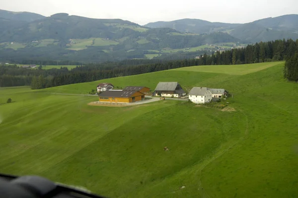 Horská Farma Alpách Velká Zelená Louka Les — Stock fotografie