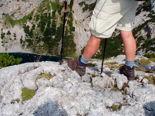 Wandern Mit Wanderschuhen Felsigem Gelände Den Alpen — Stockfoto