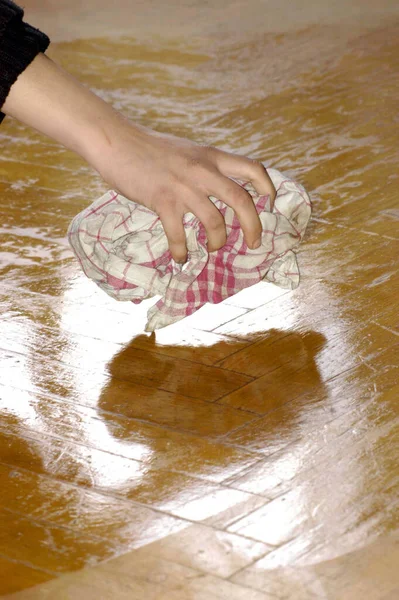 Nassbodenreinigung in einem Gebäude mit feuchtem Tuch — Stockbild Nassbodenreinigung Einem Gebäude Mit Feuchtem Tuch — Stockfoto