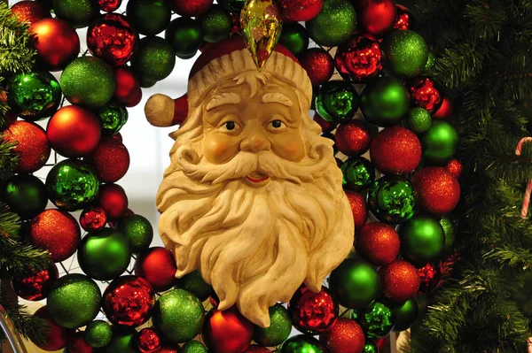 Лицо Деда Мороза Украшения Красочными Красными Зелеными Рождественские Шары Елки — стоковое фото
