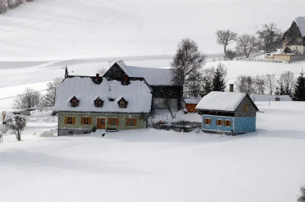 雪に覆われた冬の風景の中で農家は — ストック写真
