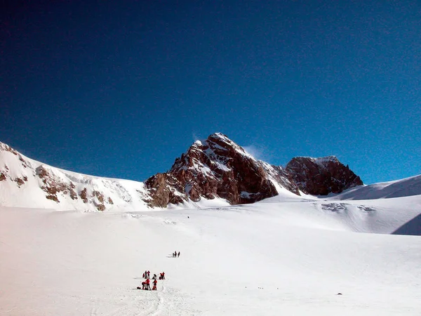 Ski Tour Groep Een Besneeuwde Berg Een Zonnige Winterdag — Stockfoto