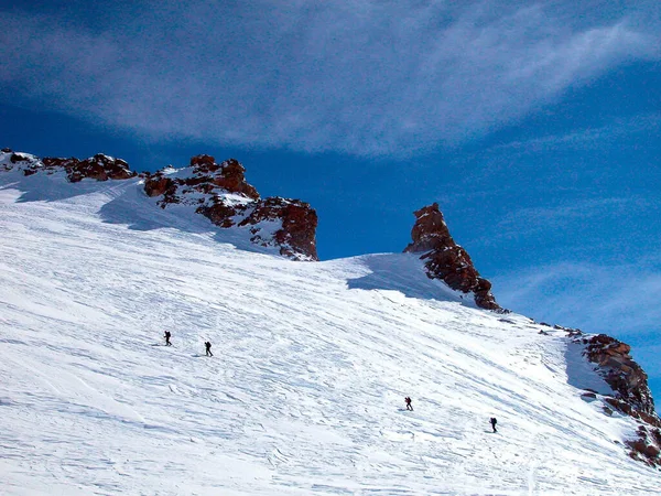 Ski Tour Groep Een Besneeuwde Berg Een Zonnige Winterdag — Stockfoto