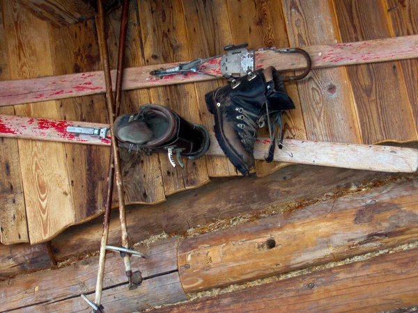 Een Oud Paar Houten Ski Een Houten Vloer — Stockfoto