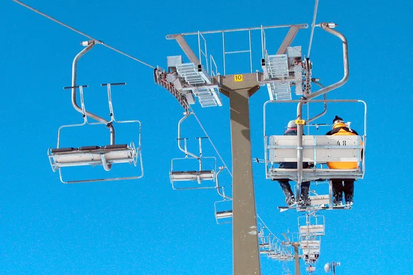 Stollift Alpint Skidområde Klarblå Himmel Bergssluttning Täckt Snö — Stockfoto