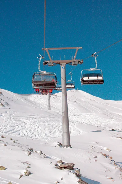 Sessellift Alpinen Skigebiet Blauer Himmel Schneebedeckter Berghang — Stockfoto