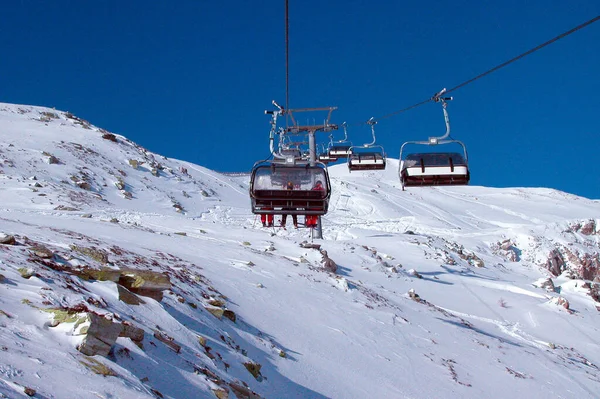 Sessellift Alpinen Skigebiet Blauer Himmel Schneebedeckter Berghang — Stockfoto