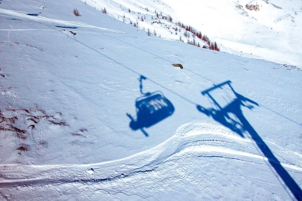 Schatten Eines Sessellifts Alpinen Skigebiet Schneebedeckter Berghang — Stockfoto