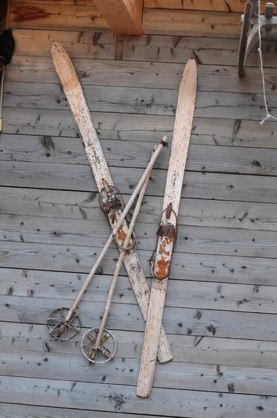 放在木制地板上的一双旧的木制滑雪板 — 图库照片