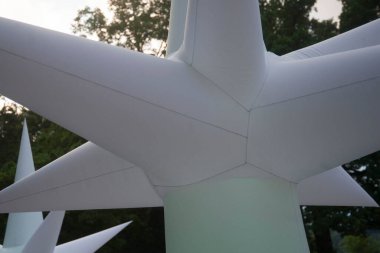 Kamusal alanda dekoratif unsur olarak şişirilmiş beyaz yıldız