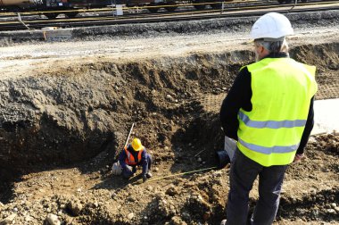 Kanalizasyon inşaatı ve altyapı inşaatında iki işçi