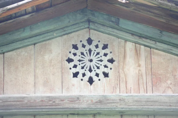 Malé Dřevěné Okénko Starém Dřevěném Domku Venkově — Stock fotografie