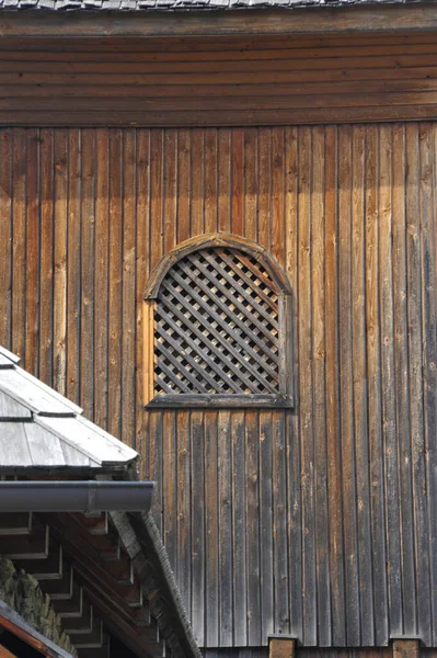 田舎の古い木造の家に小さな窓があって — ストック写真