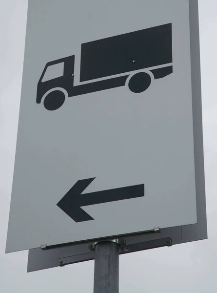 Laadruimte Voor Vrachtwagens Verkeersbord Met Pijl Richting Zwarte Vrachtwagen Witte — Stockfoto