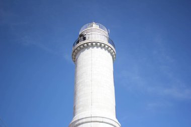 Venedik 'te beyaz deniz feneri ve açık mavi gökyüzü (Venezia), İtalya