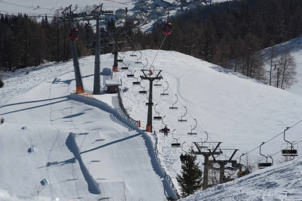 Sessellift Alpinen Skigebiet Berghang Mit Schnee Bedeckt — Stockfoto