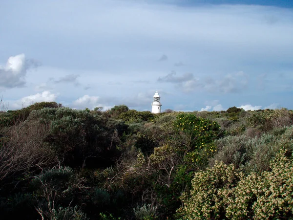 Farol Branco Atrás Prado Montanhoso Céu Nublado Ajuda Navegação Tráfego — Fotografia de Stock