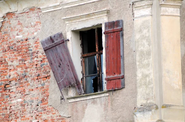 壊れた窓と崩壊した石膏で古い建物を修復する必要がありました — ストック写真