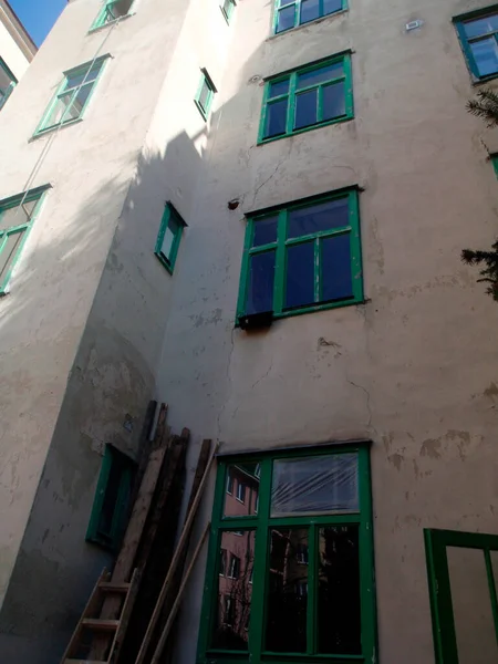 Dommages Structurels Maison Avec Une Façade Blanche Des Fenêtres Ossature — Photo