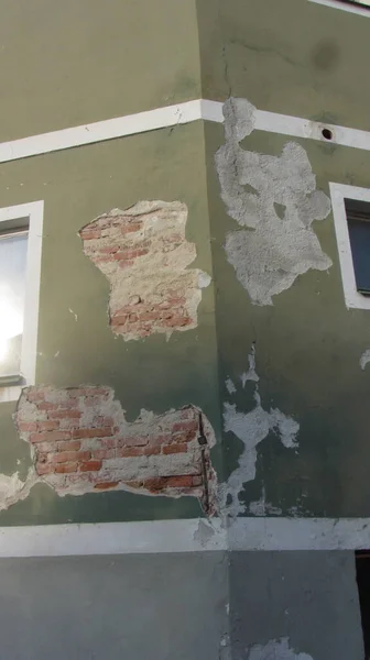 Danos Estruturais Casa Com Uma Fachada Verde Gesso Ruínas — Fotografia de Stock