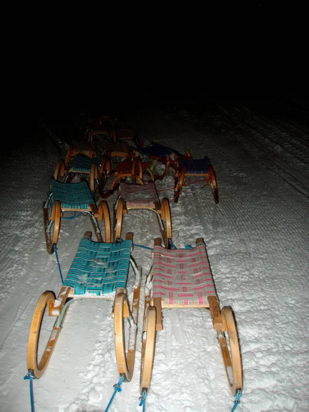 Slittino Notturno Inverno Tirando Mazzo Slitte Con Una Corda — Foto Stock