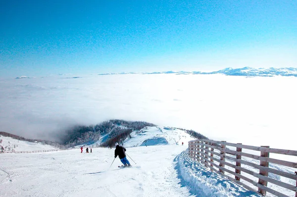 Ski Κλίση Στις Άλπεις Στην Κορυφή Του Βουνού Σαφή Μπλε — Φωτογραφία Αρχείου