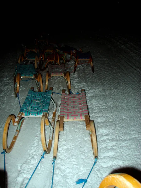 Noche Tobogganing Invierno Tirando Montón Trineos Con Una Cuerda —  Fotos de Stock