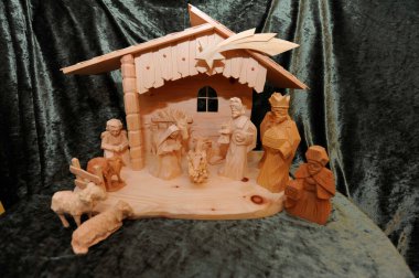 Noel zamanı doğum sahnesi, ahşap beşik ve figürler.