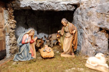 Noel zamanı doğum sahnesi, güzel tasarlanmış figürler ve arka planlar.