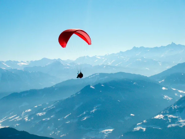 Kışın Alp Dağlarında Paraglider Güneşli Bir Günde Dağların Güzel Manzarası — Stok fotoğraf