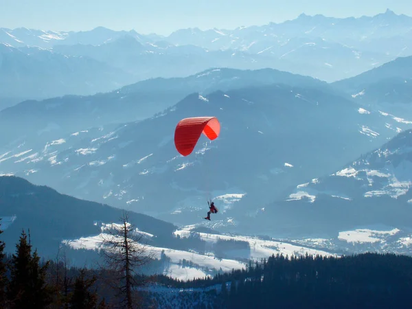 Kışın Alp Dağlarında Paraglider Güneşli Bir Günde Dağların Güzel Manzarası — Stok fotoğraf