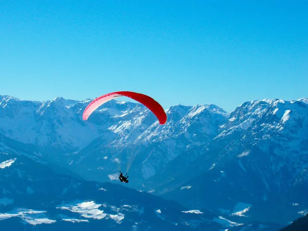 Kışın Alp Dağlarında Paraglider Güneşli Bir Günde Dağların Güzel Manzarası — Stok fotoğraf