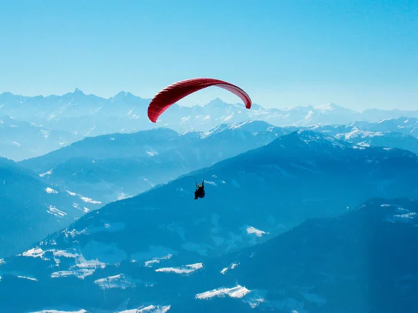 Kışın Alp Dağlarında Paraglider Güneşli Bir Günde Dağların Güzel Manzarası — Stok fotoğraf